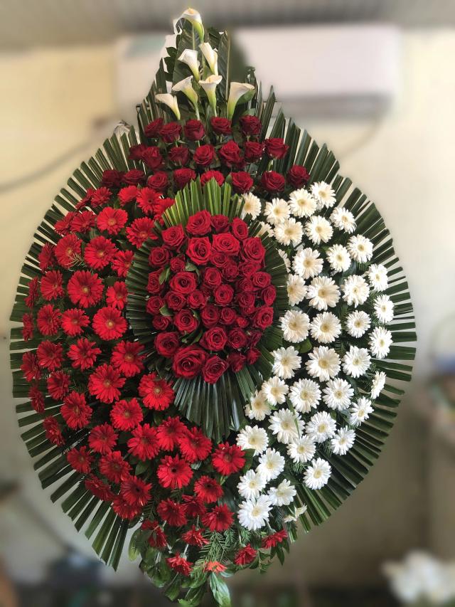 Венок с красными, бордовыми и белыми цветами | ծաղիկներ, ծաղկեպսակներ, բույսեր - առաքում Երևան