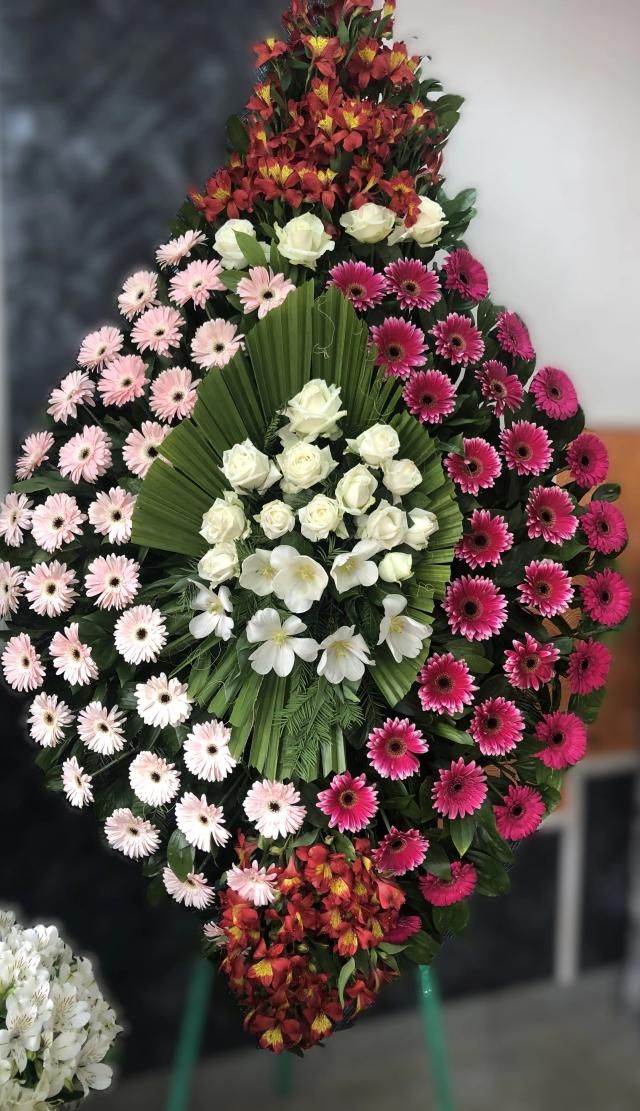 Венок с розовыми, белыми и красными цветами | ծաղիկներ, ծաղկեպսակներ, բույսեր - առաքում Երևան