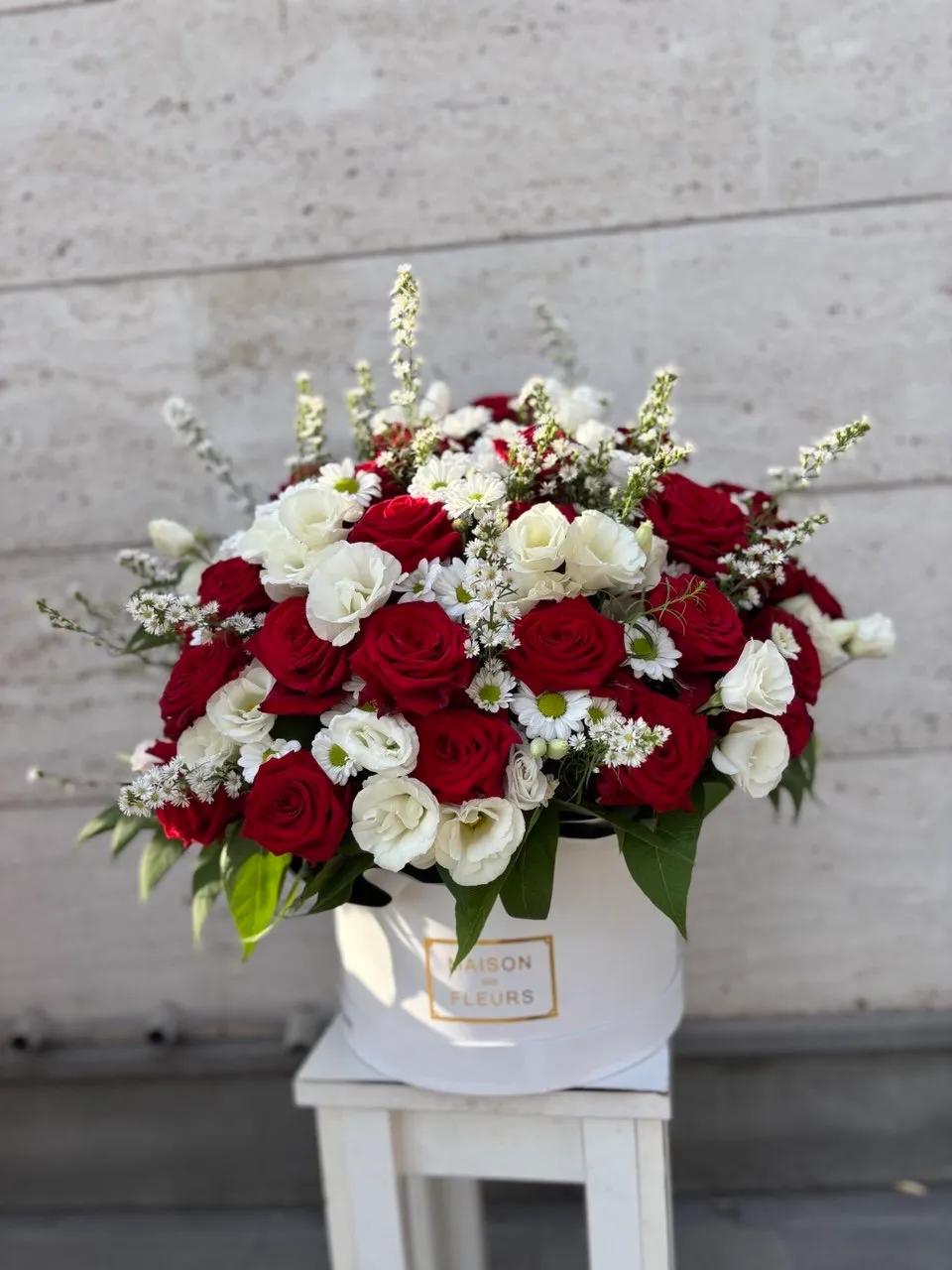 Lisianthus and roses in a box | ծաղիկներ, ծաղկեպսակներ, բույսեր Երևան