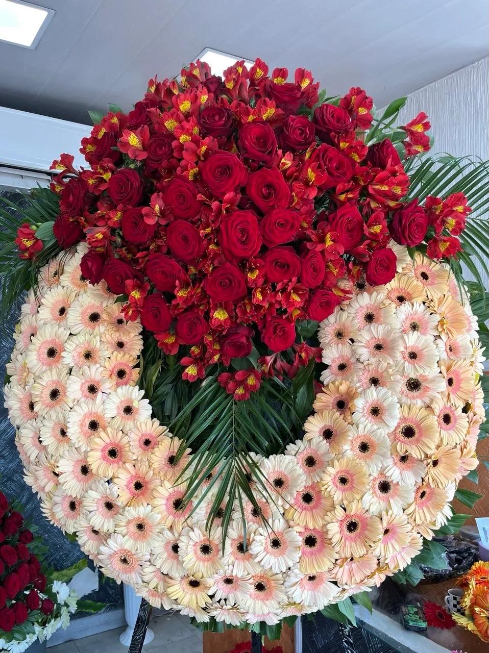 Wreath - elegant composition with red flowers - fast delivery. | ծաղիկներ, ծաղկեպսակներ, բույսեր Երևան