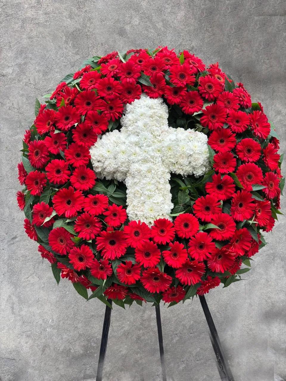 Wreath with red gerbera criss-cross design available for delivery. | ծաղիկներ, ծաղկեպսակներ, բույսեր Երևան