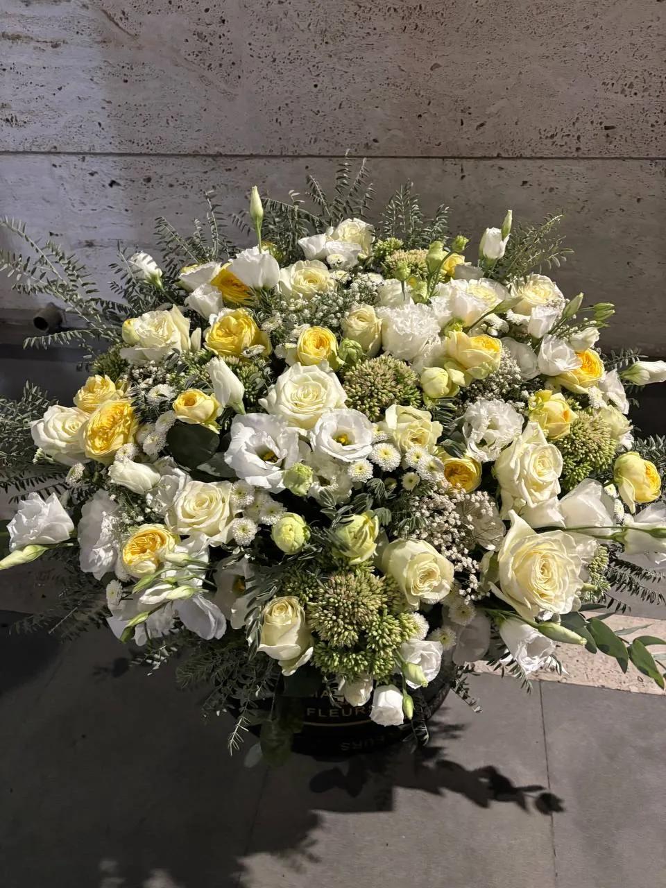 Roses and lisianthus in a box | ծաղիկներ, ծաղկեպսակներ, բույսեր Երևան