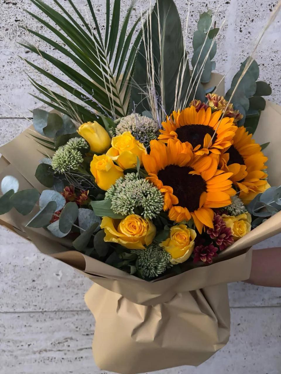 A bouquet of sunflowers and yellow roses | ծաղիկներ, ծաղկեպսակներ, բույսեր - առաքում Երևան