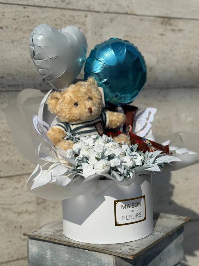 Premium Sweet Gift in White Packaging | ծաղիկներ, ծաղկեպսակներ, բույսեր - առաքում Երևան