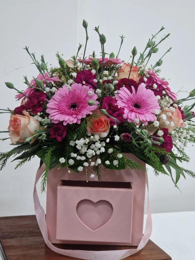 Creative flowers in a box | ծաղիկներ, ծաղկեպսակներ, բույսեր - առաքում Երևան