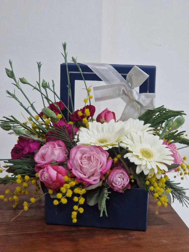 Creative flowers in a box | ծաղիկներ, ծաղկեպսակներ, բույսեր - առաքում Երևան