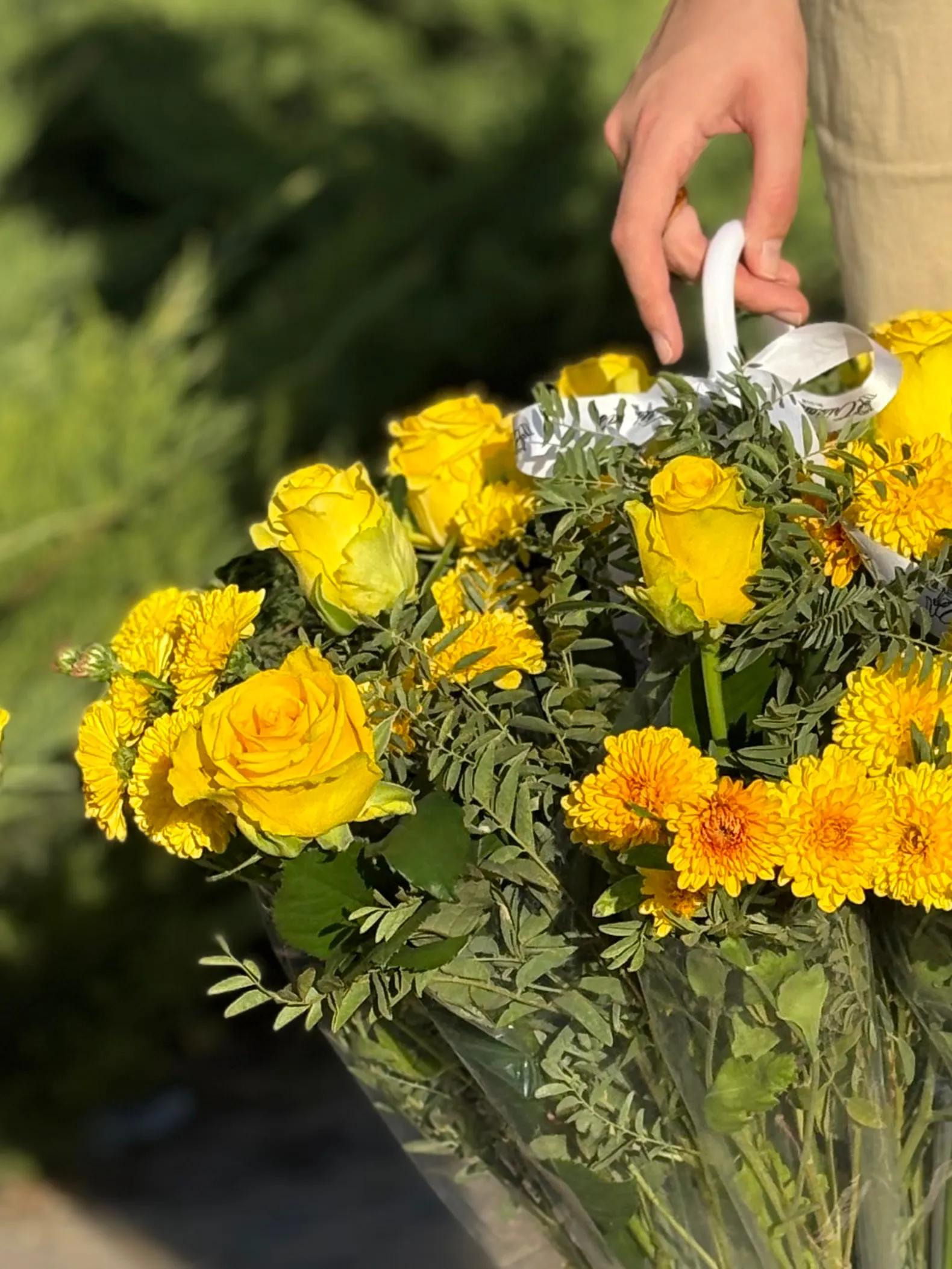 A bouquet of flowers in a raincoat | ծաղիկներ, ծաղկեպսակներ, բույսեր Երևան