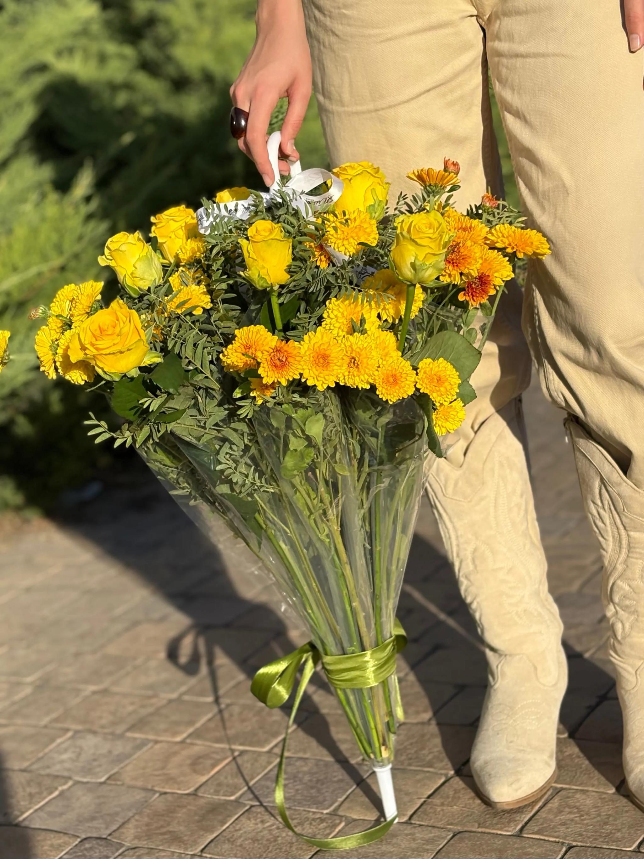A bouquet of flowers in a raincoat | ծաղիկներ, ծաղկեպսակներ, բույսեր Երևան