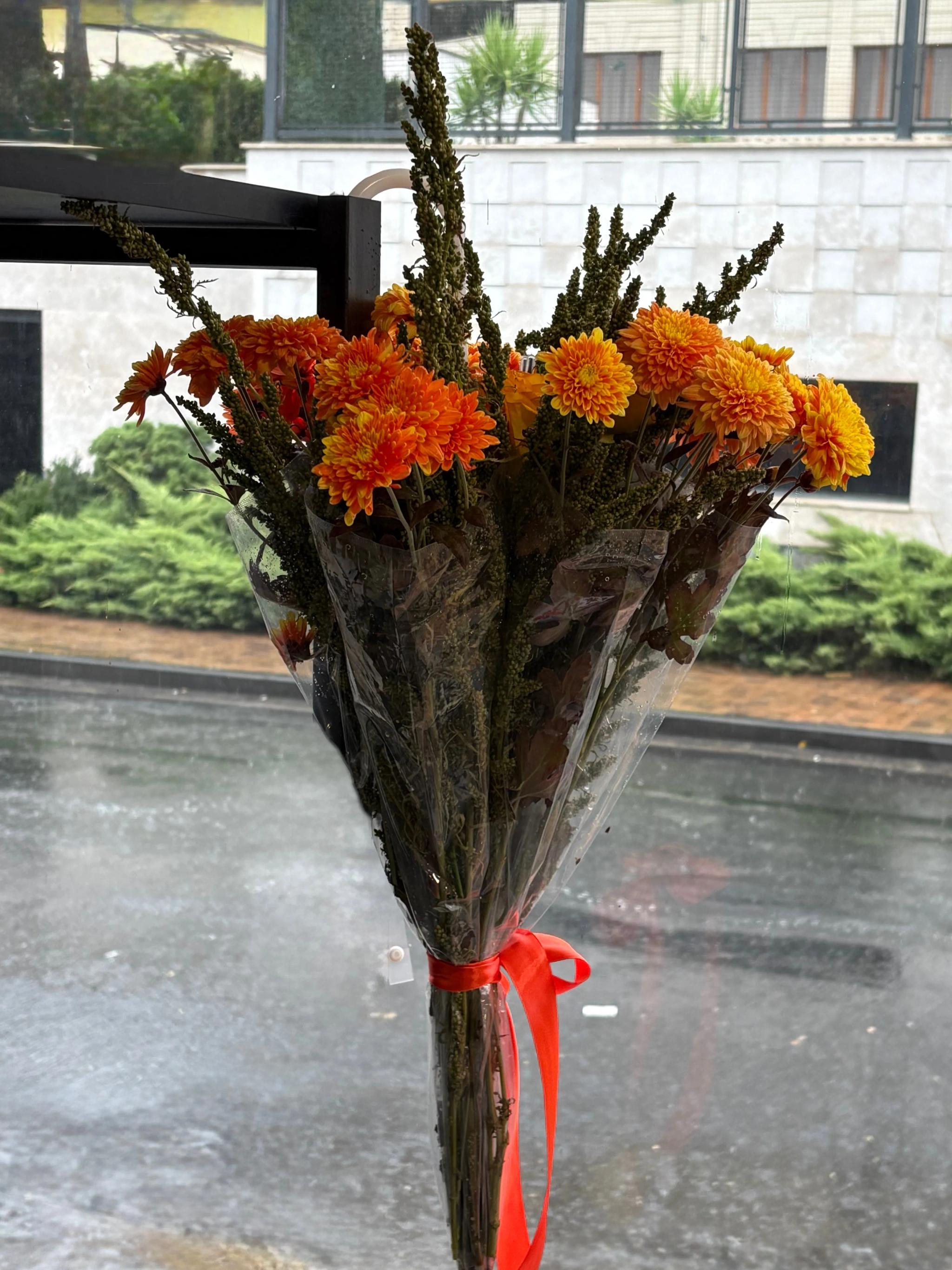 A bouquet of flowers in a raincoat | ծաղիկներ, ծաղկեպսակներ, բույսեր Երևան