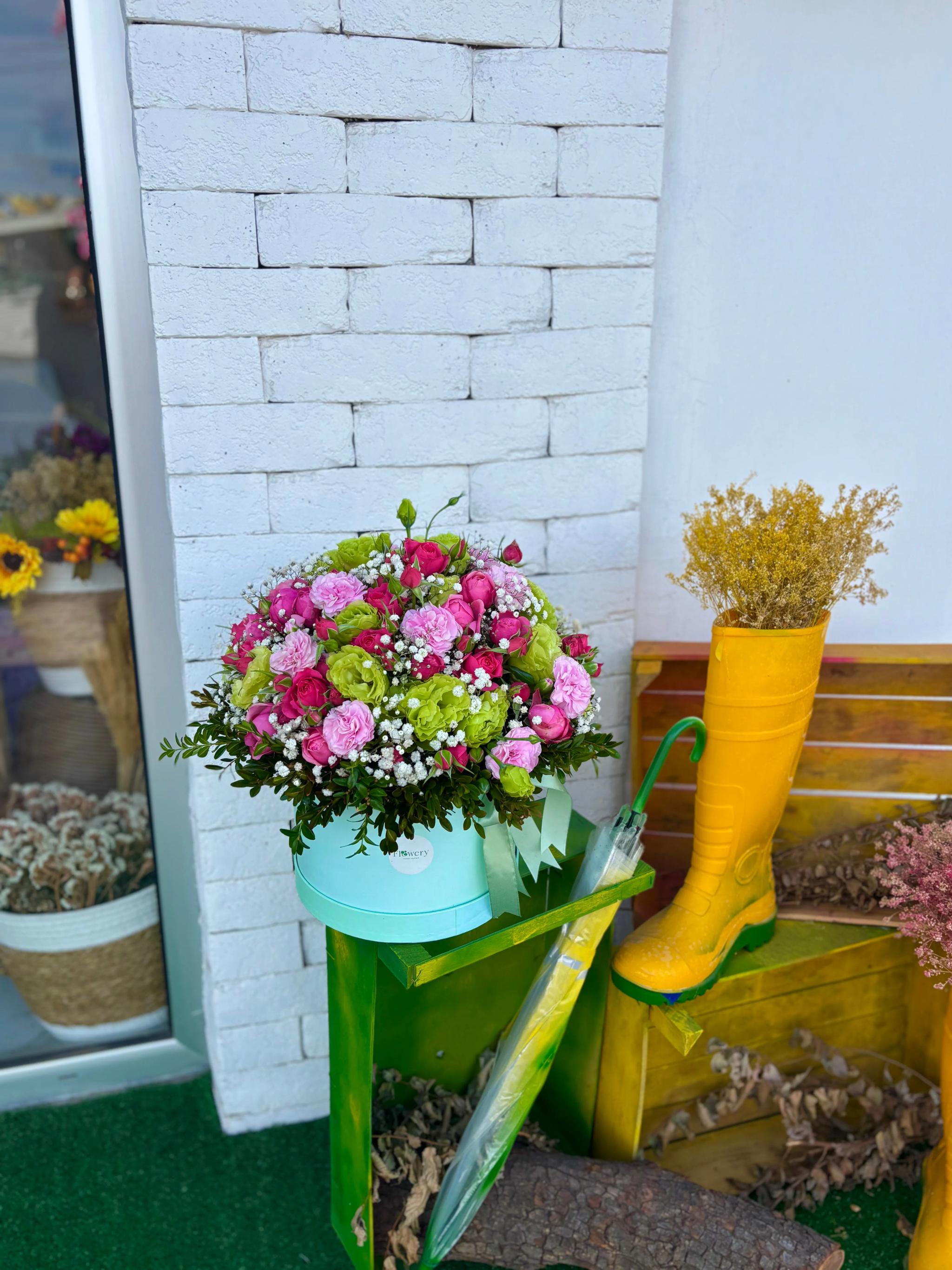 Lisianthus and roses in a box | ծաղիկներ, ծաղկեպսակներ, բույսեր Երևան