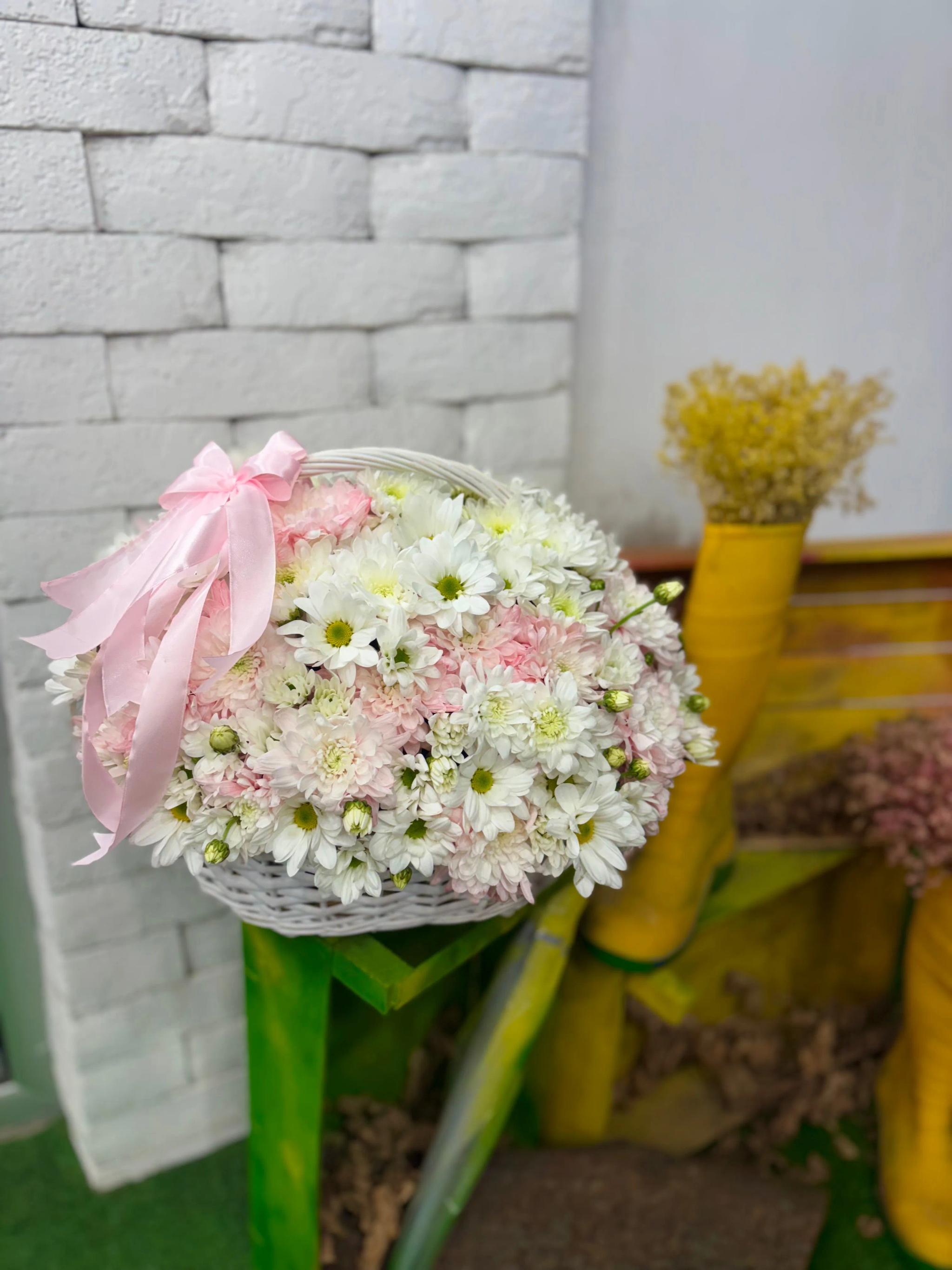 Chrysanthemums in a basket | ծաղիկներ, ծաղկեպսակներ, բույսեր Երևան