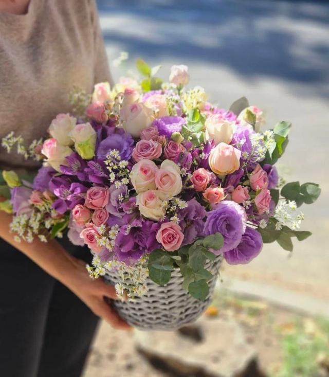 Flowers in a basket | ծաղիկներ, ծաղկեպսակներ, բույսեր - առաքում Երևան