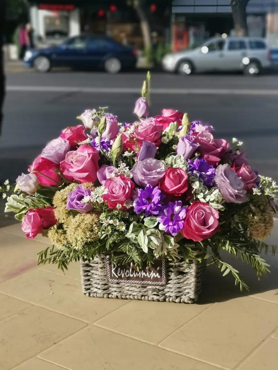 Flowers in a basket | ծաղիկներ, ծաղկեպսակներ, բույսեր - առաքում Երևան