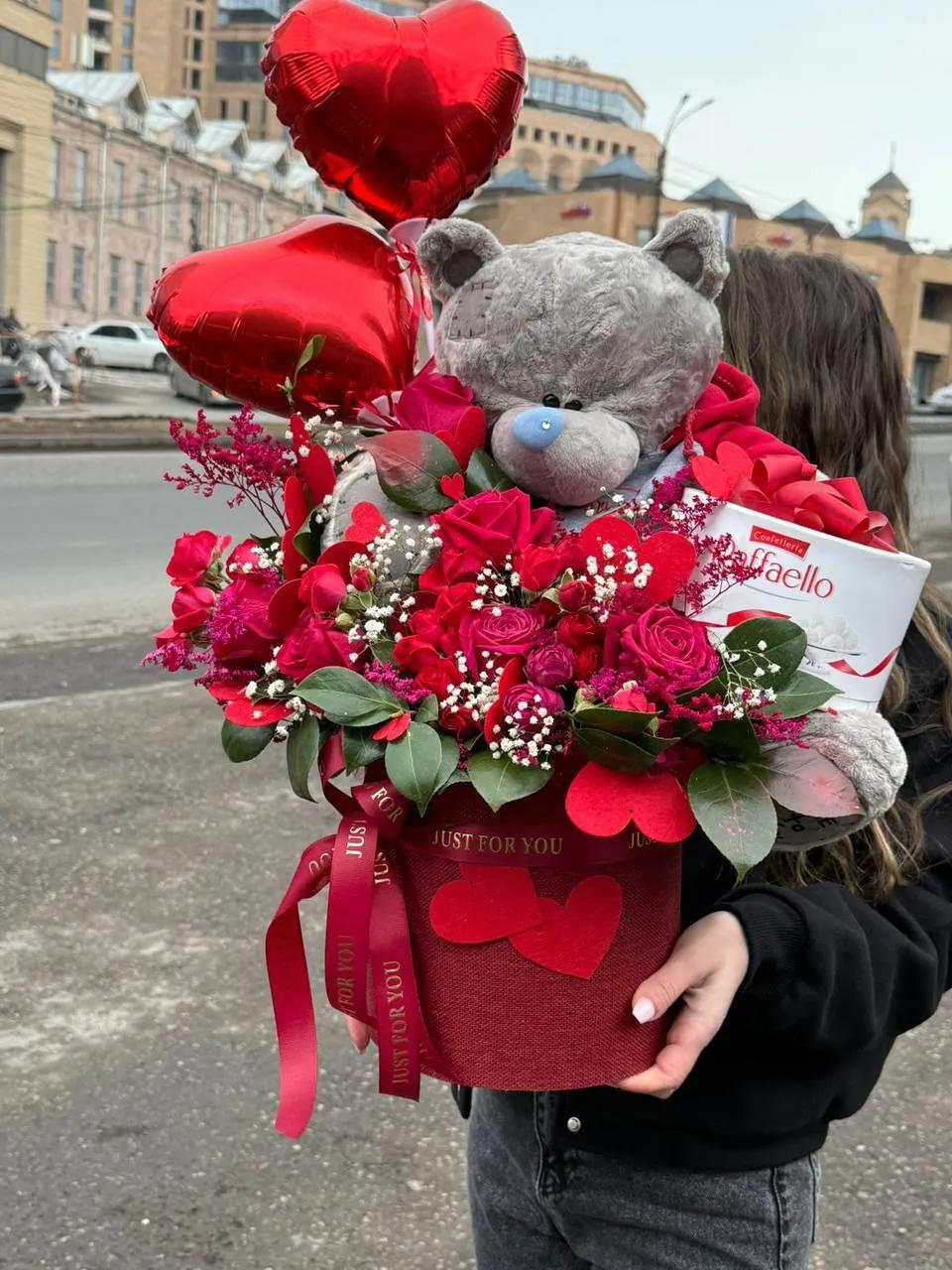 Շքեղ ծաղկային տուփ՝ լի քաղցրությամբ | ծաղիկներ, ծաղկեպսակներ, բույսեր Երևան