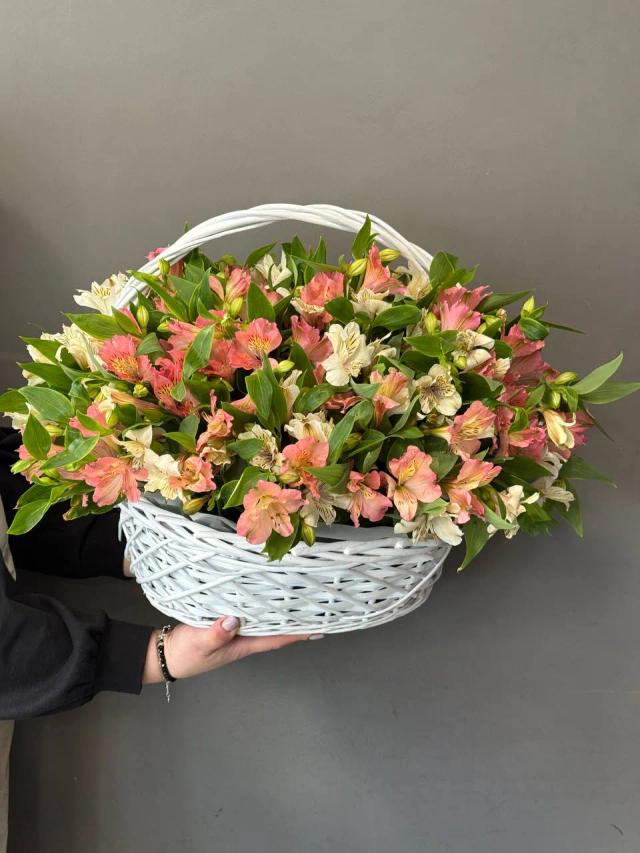 Alsromerias in a basket | ծաղիկներ, ծաղկեպսակներ, բույսեր - առաքում Երևան Alsromerias in a basket | ծաղիկներ, ծաղկեպսակներ, բույսեր - առաքում Երևան