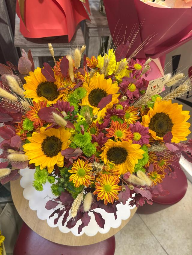 Chrysanthemums and sunflowers | ծաղիկներ, ծաղկեպսակներ, բույսեր - առաքում Երևան Chrysanthemums and sunflowers | ծաղիկներ, ծաղկեպսակներ, բույսեր - առաքում Երևան