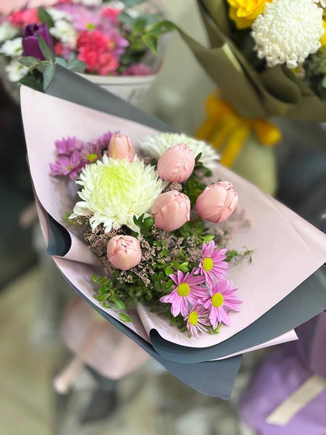 Bunch of chrysanthemums and tulips | ծաղիկներ, ծաղկեպսակներ, բույսեր - առաքում Երևան Bunch of chrysanthemums and tulips | ծաղիկներ, ծաղկեպսակներ, բույսեր - առաքում Երևան