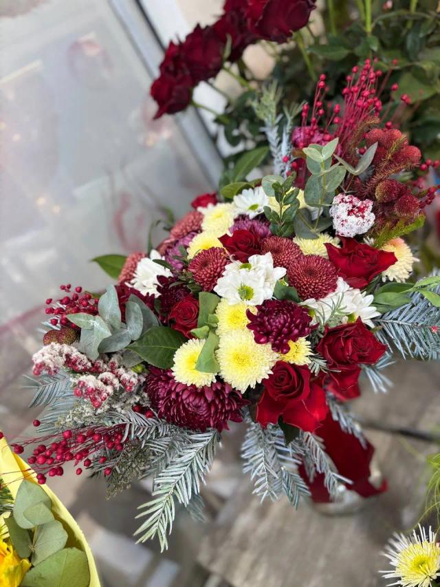 Bouquet of roses and chrysanthemums | ծաղիկներ, ծաղկեպսակներ, բույսեր - առաքում Երևան Bouquet of roses and chrysanthemums | ծաղիկներ, ծաղկեպսակներ, բույսեր - առաքում Երևան