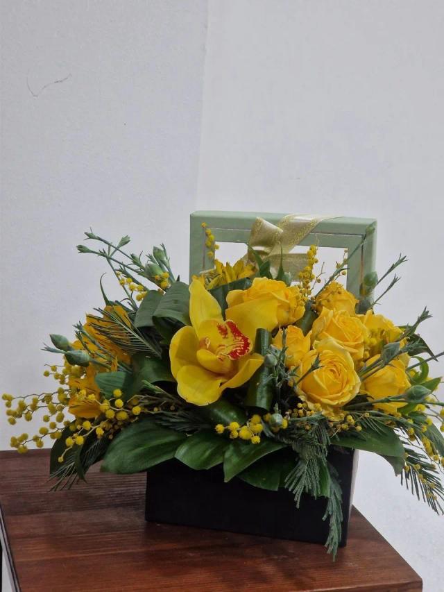 Roses and orchids in a box | ծաղիկներ, ծաղկեպսակներ, բույսեր - առաքում Երևան Roses and orchids in a box | ծաղիկներ, ծաղկեպսակներ, բույսեր - առաքում Երևան