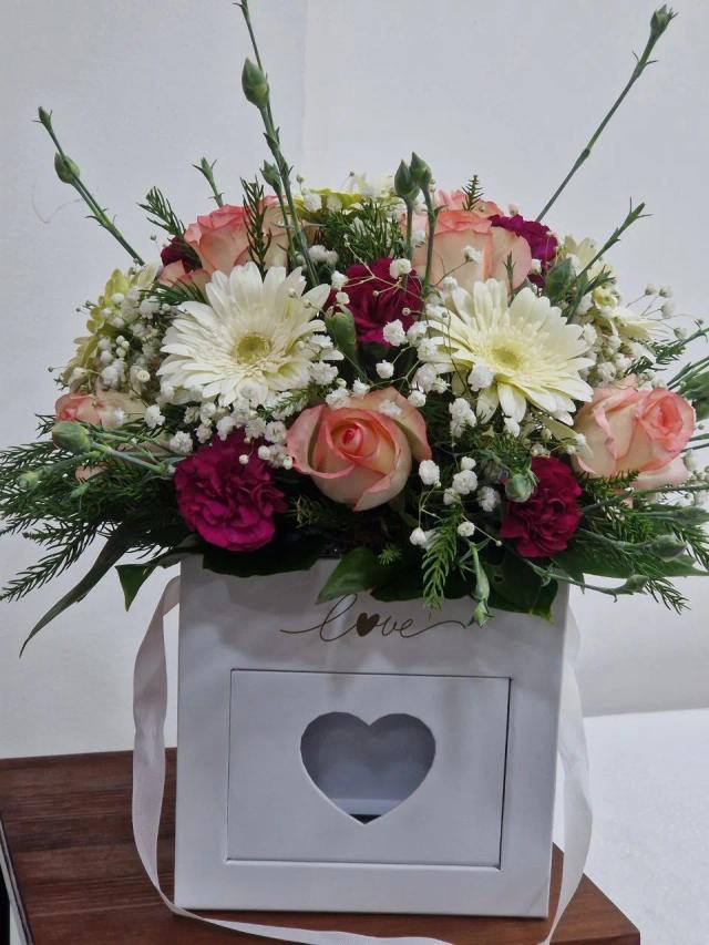 Creative flowers in a box | ծաղիկներ, ծաղկեպսակներ, բույսեր - առաքում Երևան Creative flowers in a box | ծաղիկներ, ծաղկեպսակներ, բույսեր - առաքում Երևան