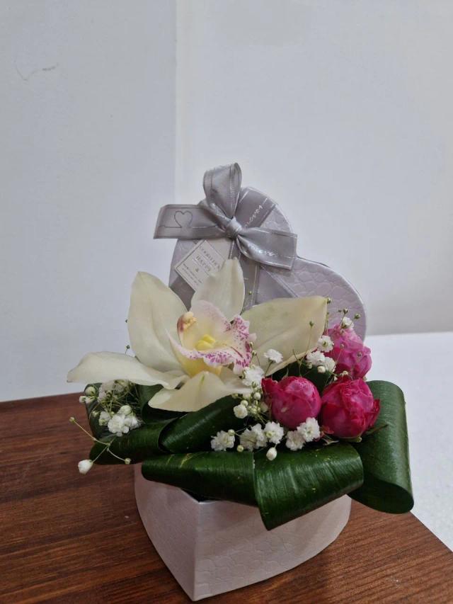A small heart-shaped box | ծաղիկներ, ծաղկեպսակներ, բույսեր - առաքում Երևան A small heart-shaped box | ծաղիկներ, ծաղկեպսակներ, բույսեր - առաքում Երևան