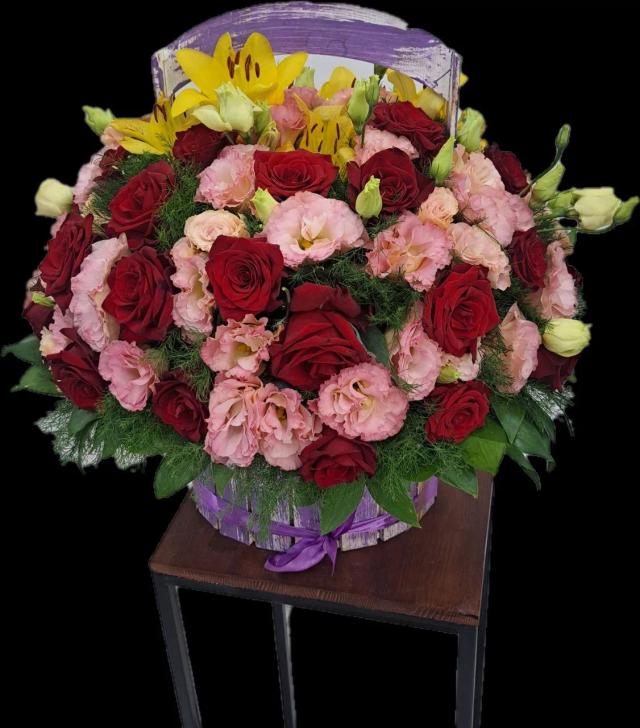 Roses and lisianthus in a basket | ծաղիկներ, ծաղկեպսակներ, բույսեր - առաքում Երևան Roses and lisianthus in a basket | ծաղիկներ, ծաղկեպսակներ, բույսեր - առաքում Երևան