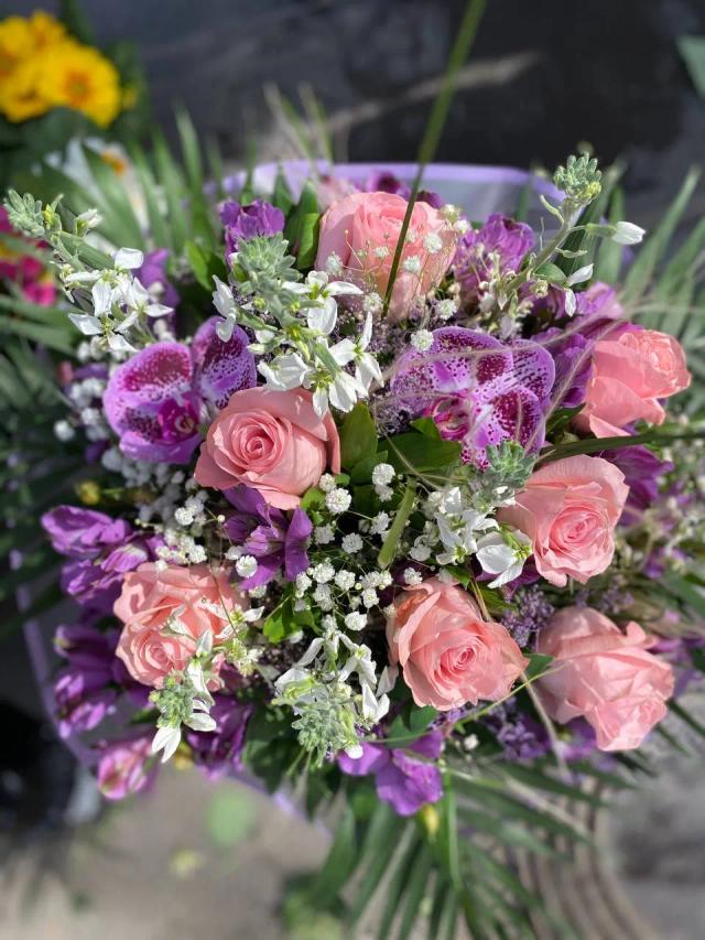 Roses and orchids in one bouquet | ծաղիկներ, ծաղկեպսակներ, բույսեր - առաքում Երևան Roses and orchids in one bouquet | ծաղիկներ, ծաղկեպսակներ, բույսեր - առաքում Երևան