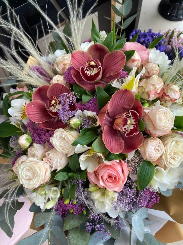 Roses and orchids in one bouquet | ծաղիկներ, ծաղկեպսակներ, բույսեր - առաքում Երևան Roses and orchids in one bouquet | ծաղիկներ, ծաղկեպսակներ, բույսեր - առաքում Երևան