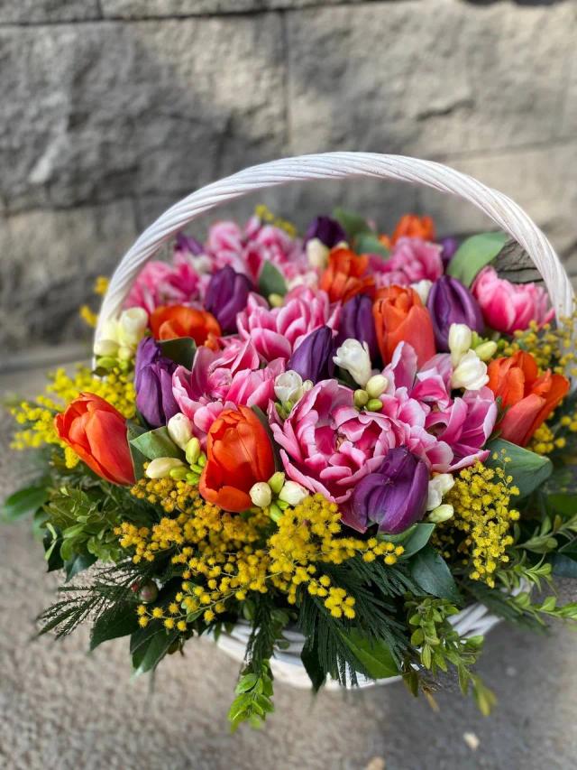 Tulips in a basket | ծաղիկներ, ծաղկեպսակներ, բույսեր - առաքում Երևան Tulips in a basket | ծաղիկներ, ծաղկեպսակներ, բույսեր - առաքում Երևան