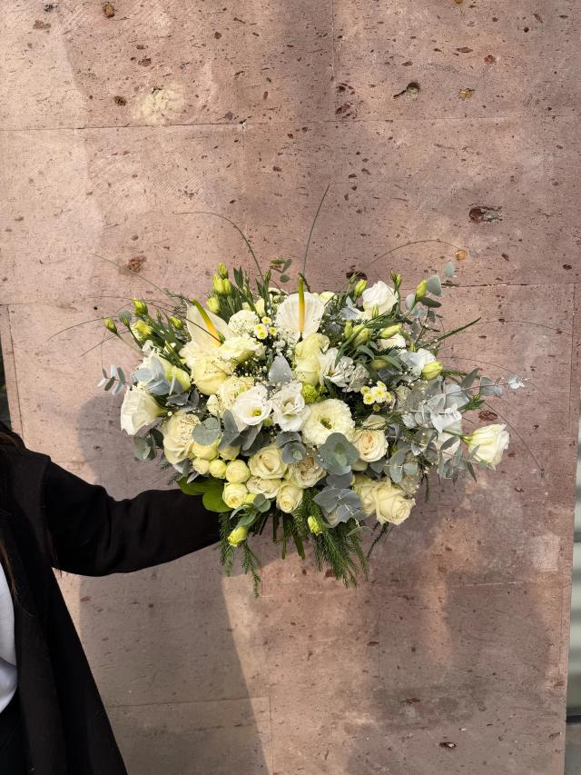 White bunch | ծաղիկներ, ծաղկեպսակներ, բույսեր - առաքում Երևան White bunch | ծաղիկներ, ծաղկեպսակներ, բույսեր - առաքում Երևան