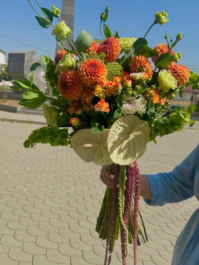A bright bunch | ծաղիկներ, ծաղկեպսակներ, բույսեր - առաքում Երևան A bright bunch | ծաղիկներ, ծաղկեպսակներ, բույսեր - առաքում Երևան